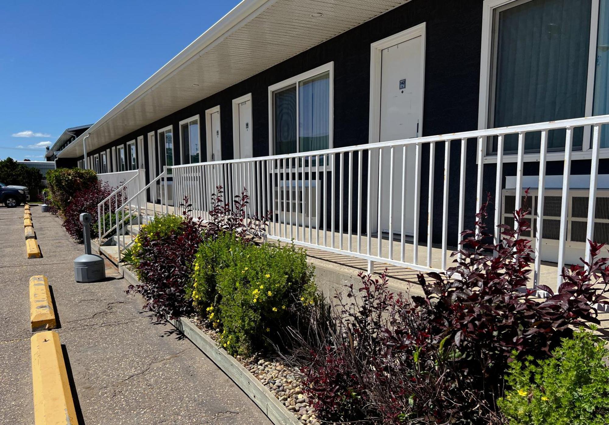 Coast Swift Current Hotel Exteriör bild